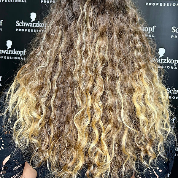 Avant BlondMe Schwarzkopf cheveux bouclés